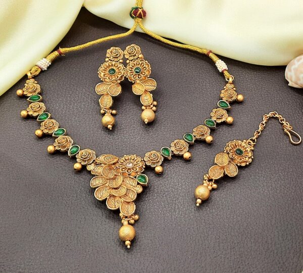 Antique-Necklace-and-Earrings-Tikka-Set-South-Indian-Choker-Necklace-Jewellery